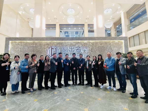 安義縣縣委常委黃劍魁一行領(lǐng)導(dǎo )蒞臨窗出名門(mén)·家參觀(guān)考察